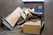 Zdjęcie przedstawia odpady wielkogabarytowe w kontenerze