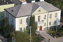 Zdjęcie przedstawia budynek Urzędu Miasta Marki