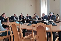 Zdjęcie przedstawia posiedzenie komisji Rady Miasta Marki