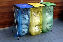 Zdjęcie przedstawia worki na odpady segregowane na stojaku