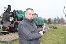 Zdjęcie przedstawia Zastępcę Burmistrza - Pana Grzegorza Kasprowicza prezentującego aplikację KiedyWywóz na smartfonie