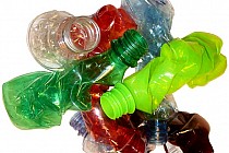 Zdjęcie przedstawia plastikowe butelki.