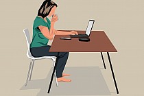 Grafika przedstawia kobietę przy komputerze