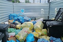 Zdjęcie przedstawia bałagan w miejscu gromadzenia odpadów.