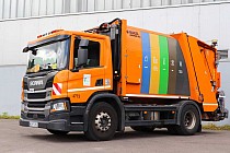 Zdjęcie przedstawia pojazd bezpylny prowadzący odbiór odpadów.