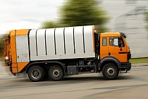 Zdjęcie przedstawia pojazd bezpylny do odbioru odpadów.