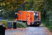 Wywóz śmieci - zdjęcie przedstawia śmieciarkę