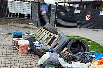 Zdjęcie przedstawia stertę odpadów wystawionych w ramach zbiórki gabarytów.
